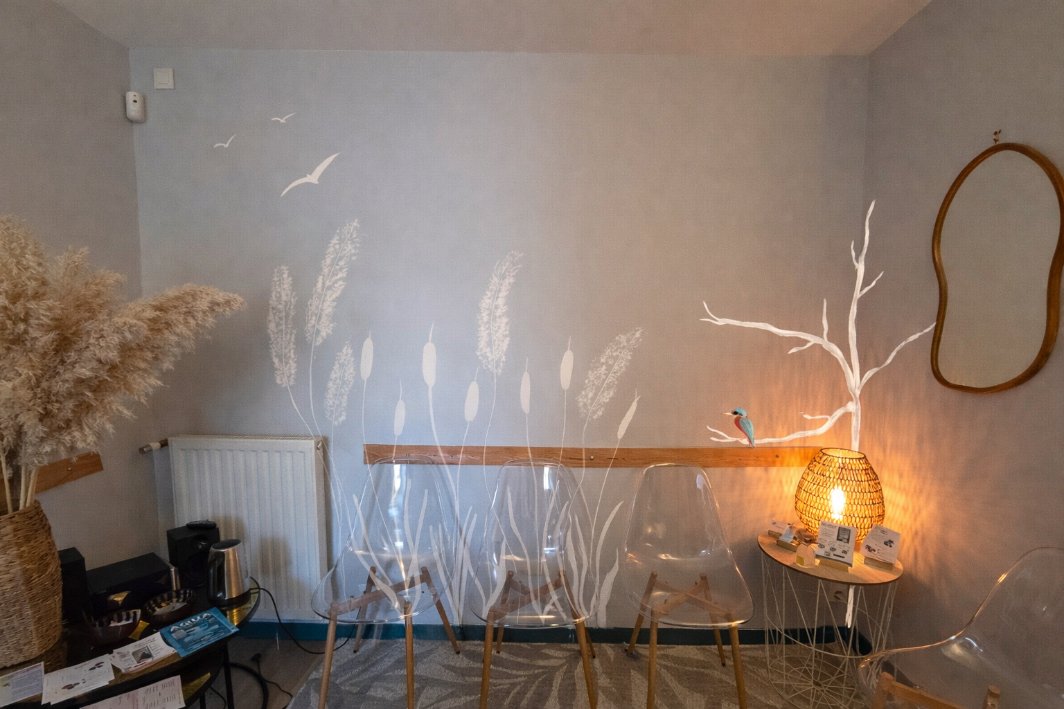 Salle d'attente décorée et personnalisée avec une fresque murale dans l'ambiance nature et bord de mer